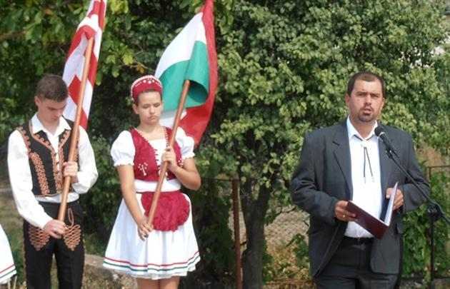 На Закарпатье венгерского депутата возмутила реклама на украинском языке