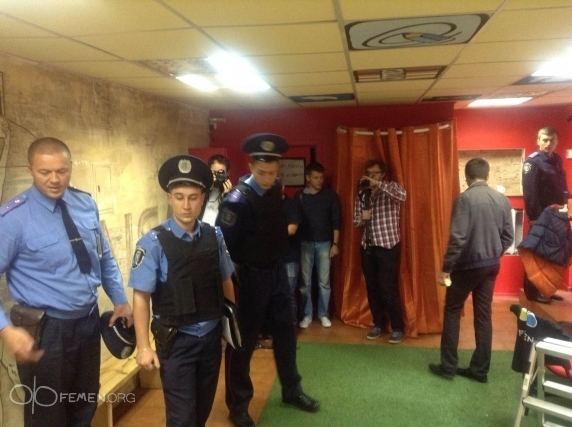 В офисе FEMEN ищут взрывчатку
