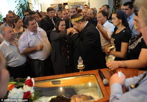 "Короля всех цыган" похоронили в гробу с кондиционером