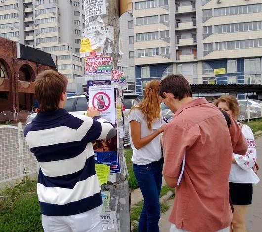 Украинцам раздают листовки с призывом бойкотировать российские товары