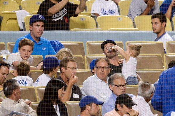 Дэвид Бекхэм отвел детей на бейсбольный матч