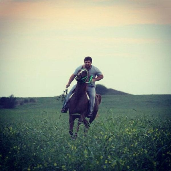 Глава Чечні пересів з автомобіля на коня