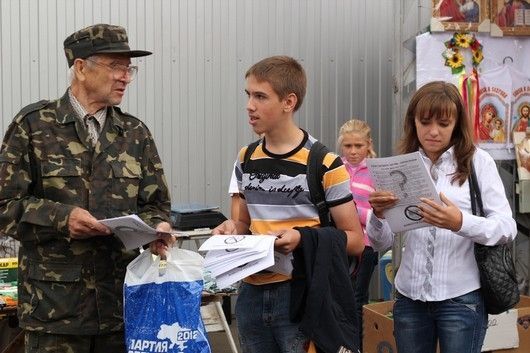Українцям роздають листівки із закликом бойкотувати російські товари