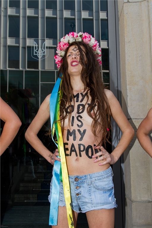 FEMEN провели топлес-акції біля посольств України в Європі