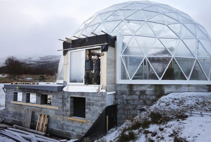 Пара из Норвегии поселилась в стеклянном "домике хоббита"