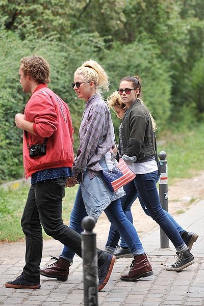 Кристен Стюарт веселится с друзьями в Берлине