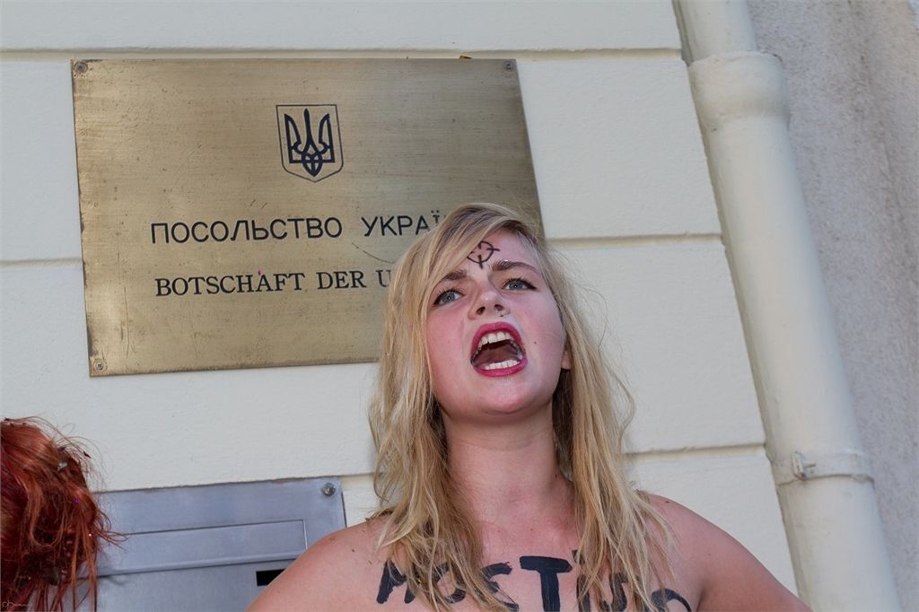 FEMEN провели топлесс-акции возле посольств Украины в Европе