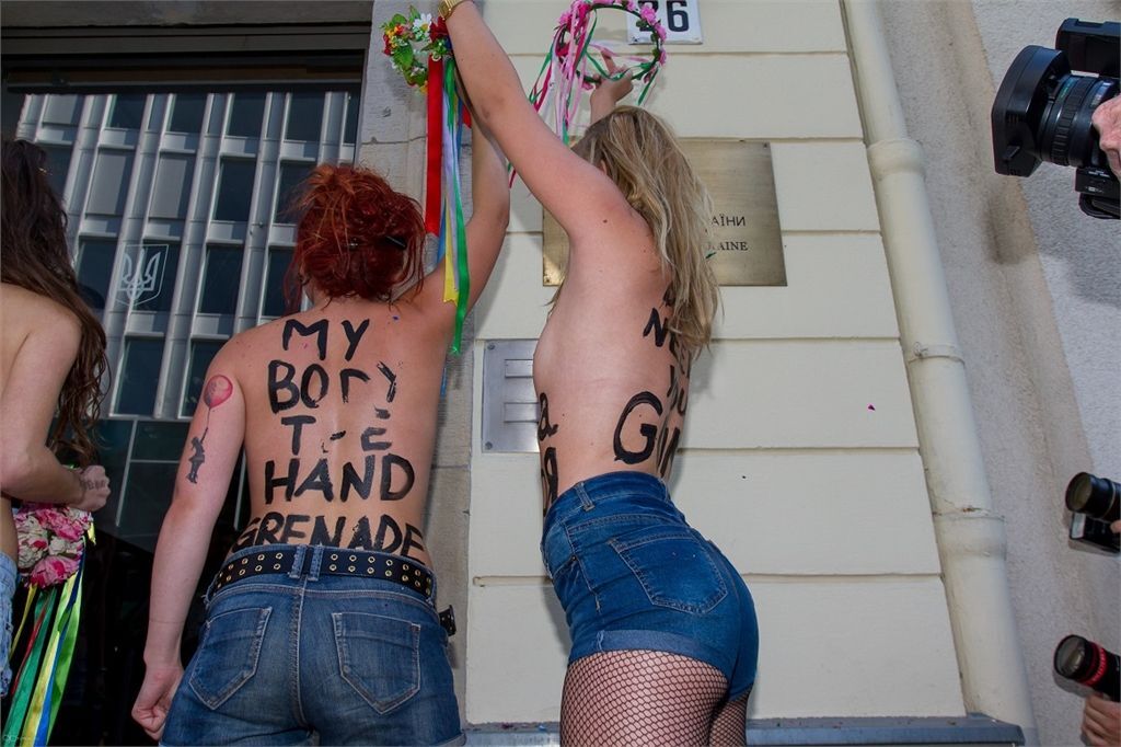 FEMEN провели топлесс-акции возле посольств Украины в Европе