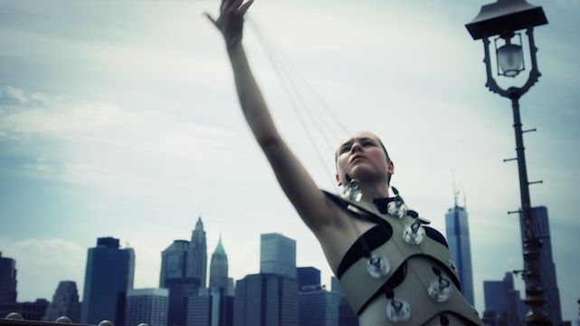 Девушка-арфа сыграла на Бруклинском мосту