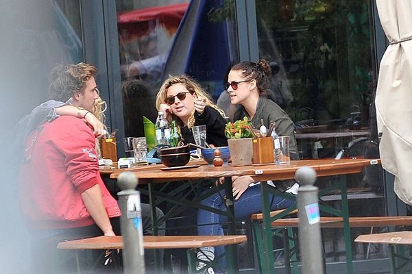 Кристен Стюарт веселится с друзьями в Берлине