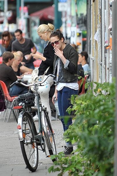 Кристен Стюарт веселится с друзьями в Берлине