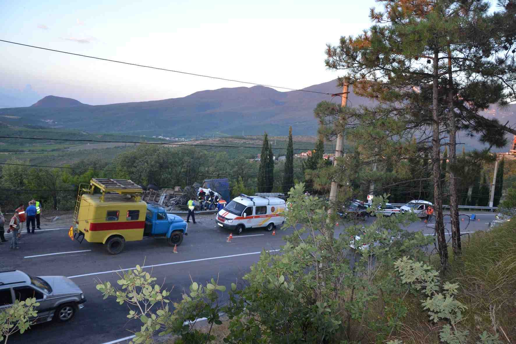 Под Алуштой грузовик вылетел в кювет: погиб водитель