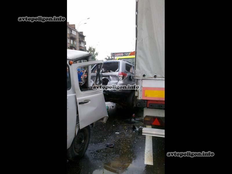 В Киеве эвакуатор устроил автозамес из 5 машин