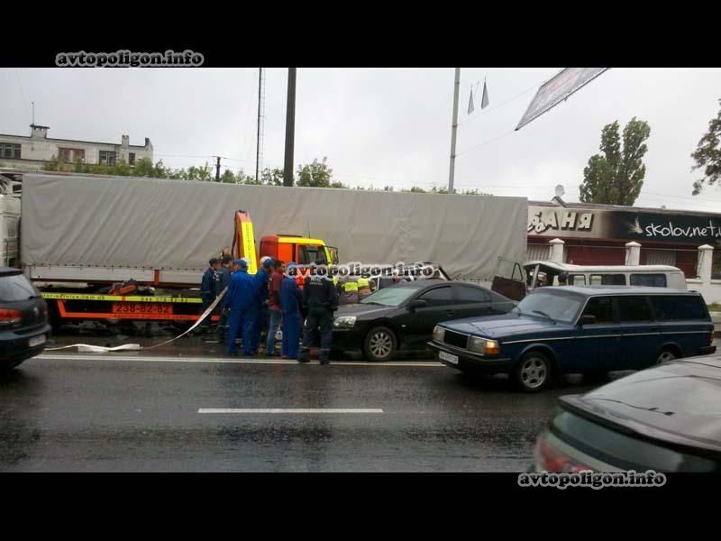 В Киеве эвакуатор устроил автозамес из 5 машин