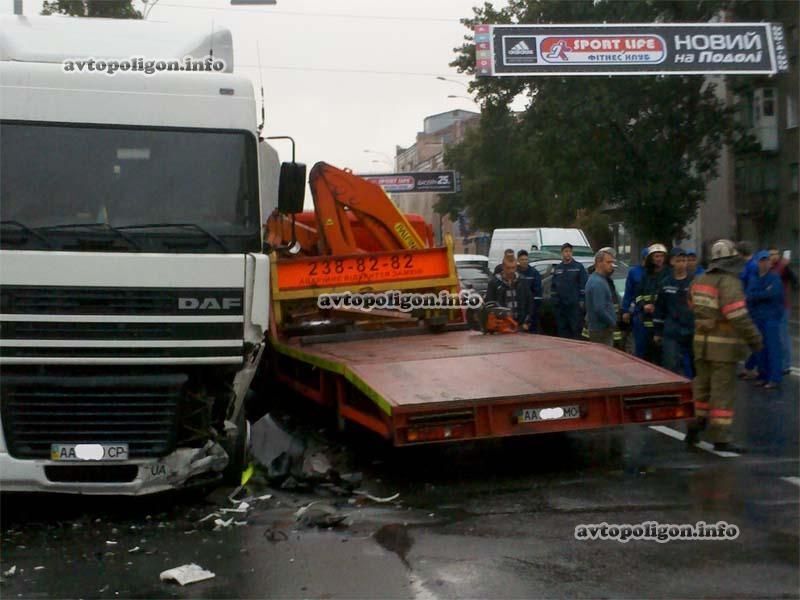 В Киеве эвакуатор устроил автозамес из 5 машин