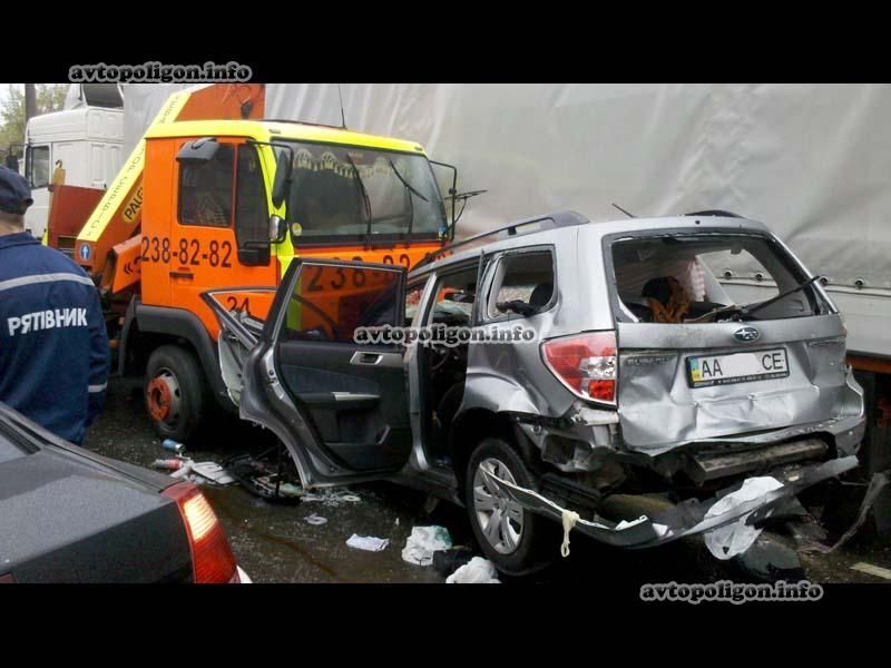 В Киеве эвакуатор устроил автозамес из 5 машин