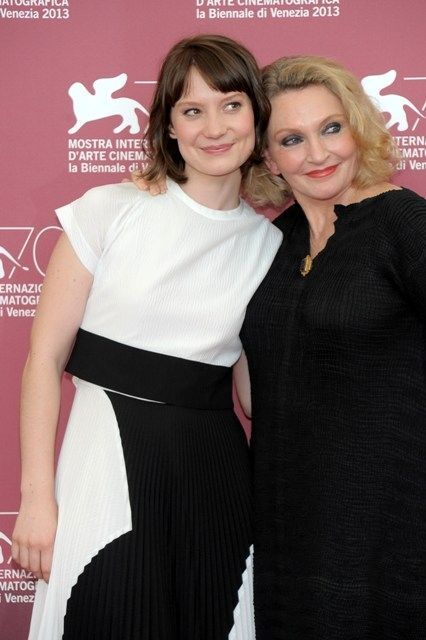 Очаровательный наряд Мии Васиковской в Венеции