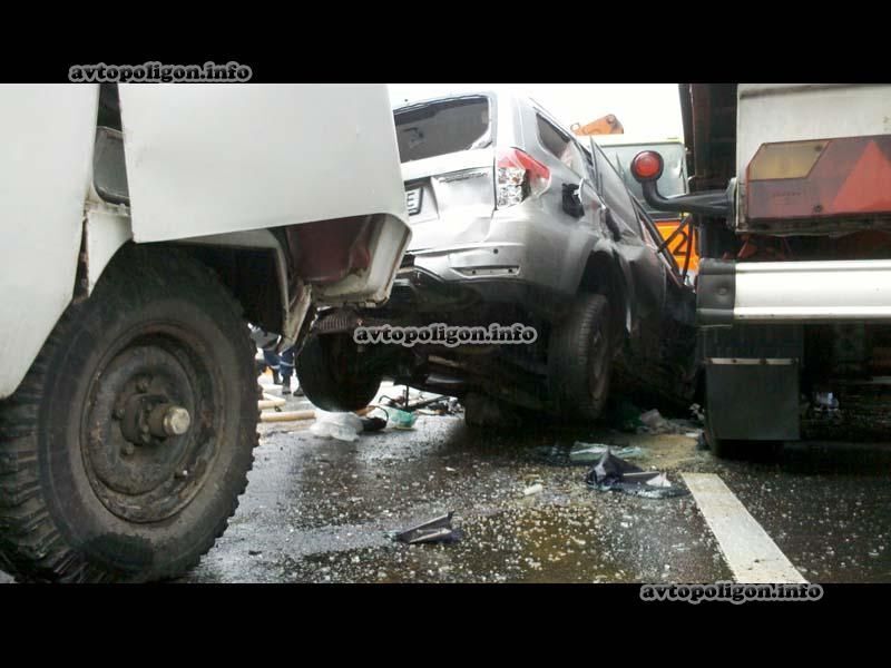 В Киеве эвакуатор устроил автозамес из 5 машин