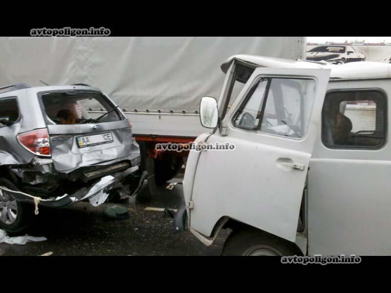 В Киеве эвакуатор устроил автозамес из 5 машин