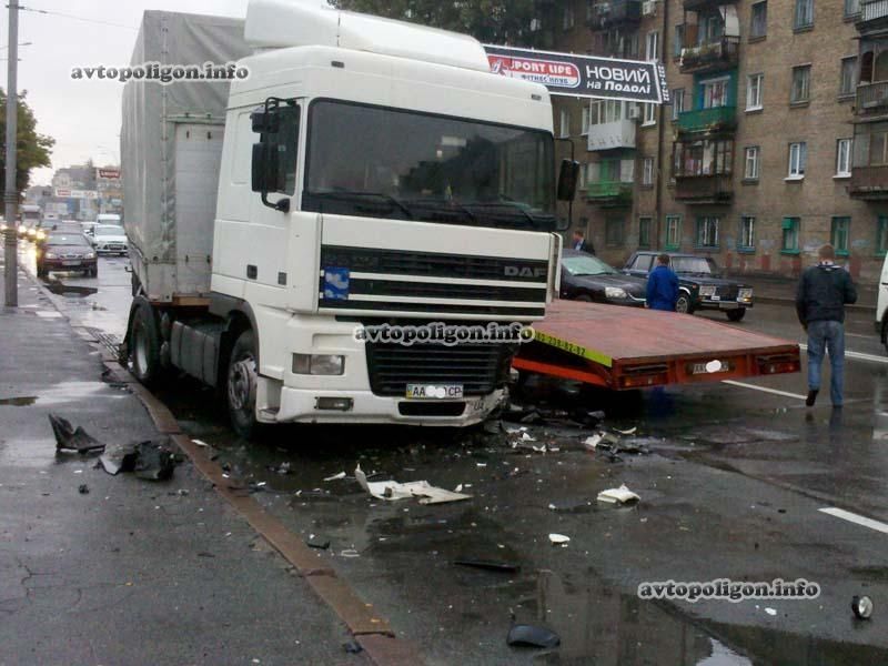 В Киеве эвакуатор устроил автозамес из 5 машин