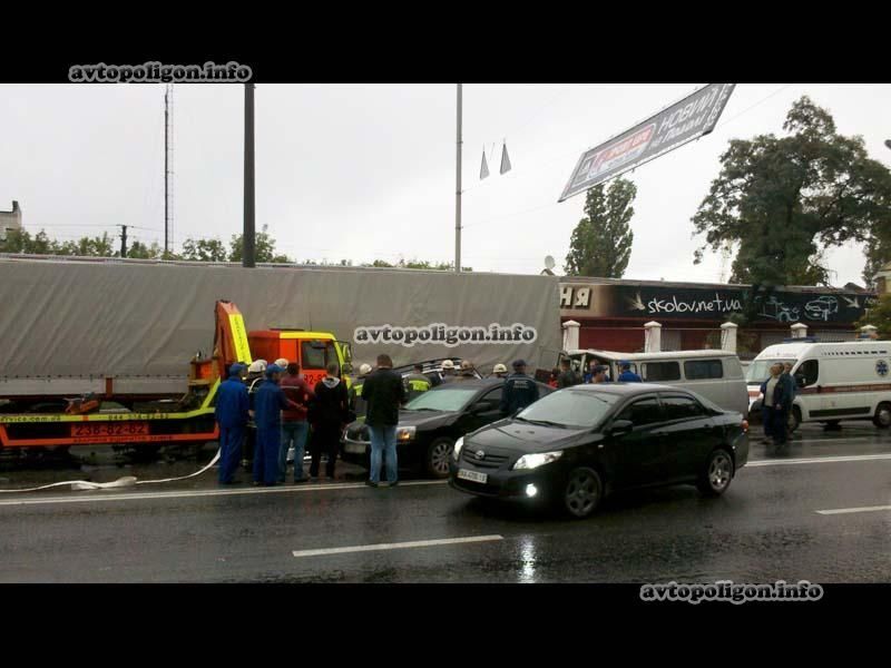 В Киеве эвакуатор устроил автозамес из 5 машин