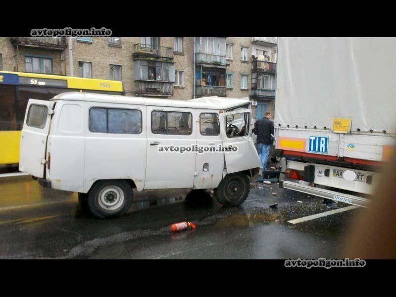 В Киеве эвакуатор устроил автозамес из 5 машин