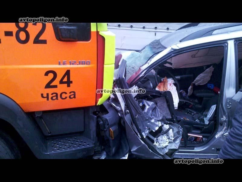 В Киеве эвакуатор устроил автозамес из 5 машин