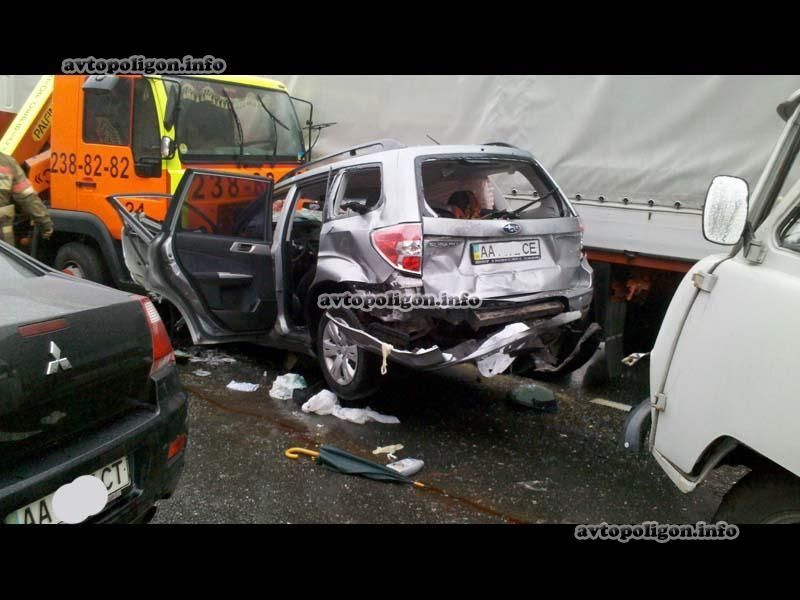 В Киеве эвакуатор устроил автозамес из 5 машин