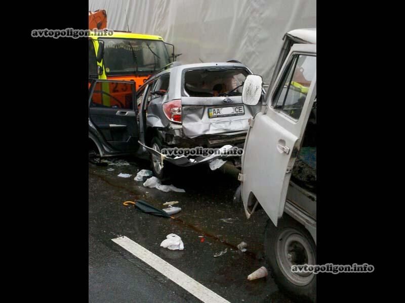 В Киеве эвакуатор устроил автозамес из 5 машин