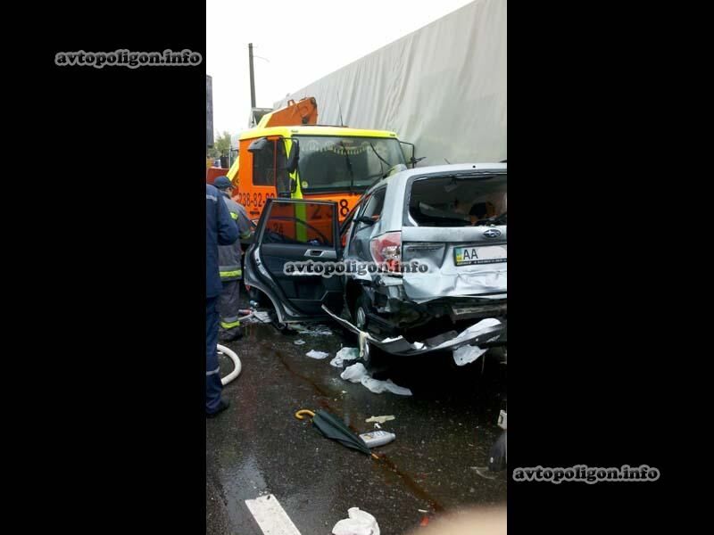 В Киеве эвакуатор устроил автозамес из 5 машин