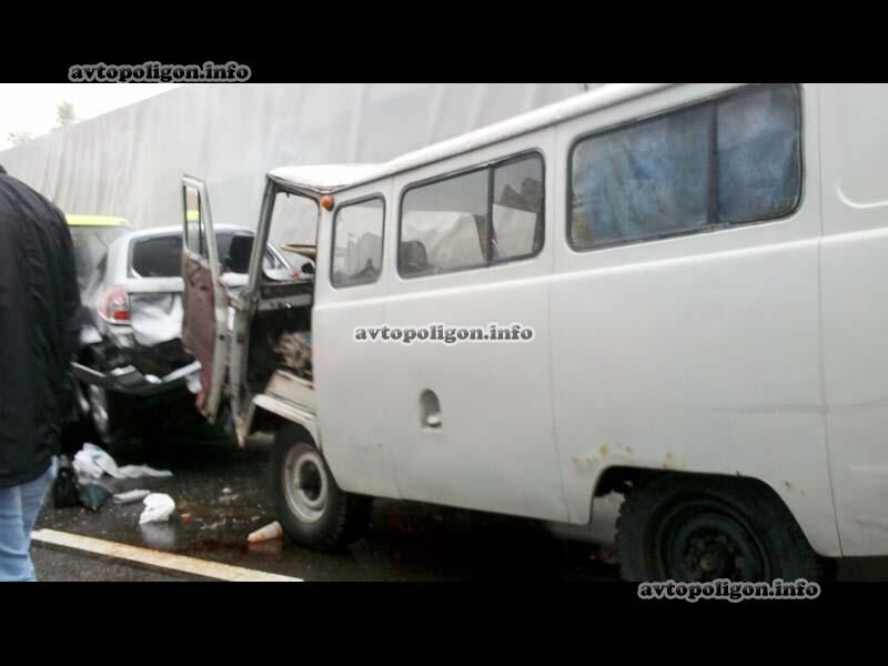 В Киеве эвакуатор устроил автозамес из 5 машин