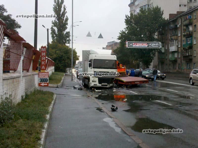 В Киеве эвакуатор устроил автозамес из 5 машин