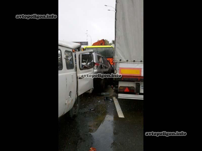 В Киеве эвакуатор устроил автозамес из 5 машин