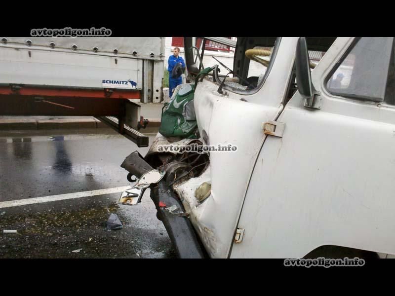 В Киеве эвакуатор устроил автозамес из 5 машин