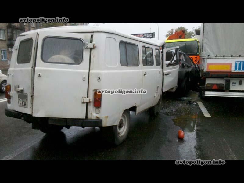 В Киеве эвакуатор устроил автозамес из 5 машин