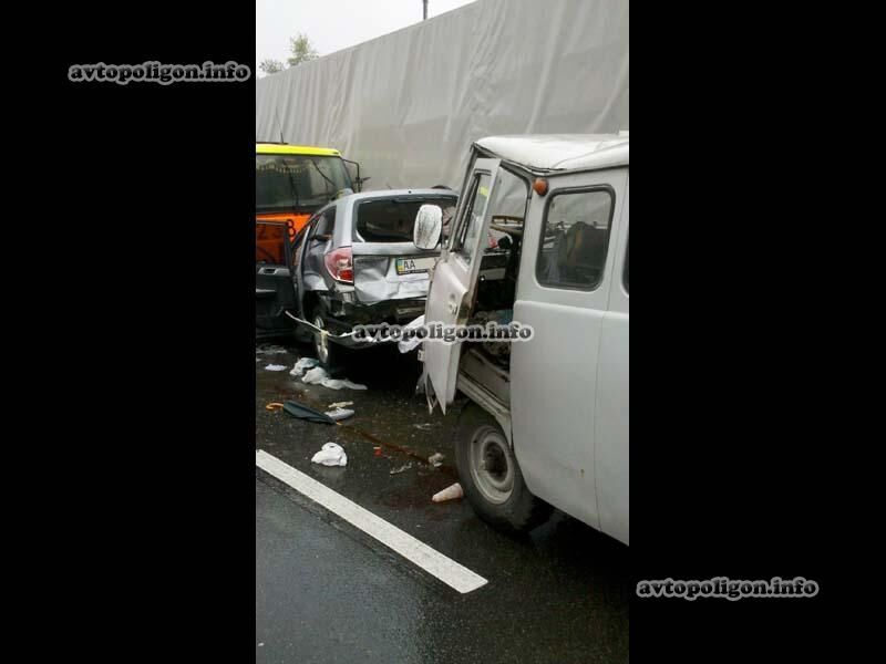 В Киеве эвакуатор устроил автозамес из 5 машин