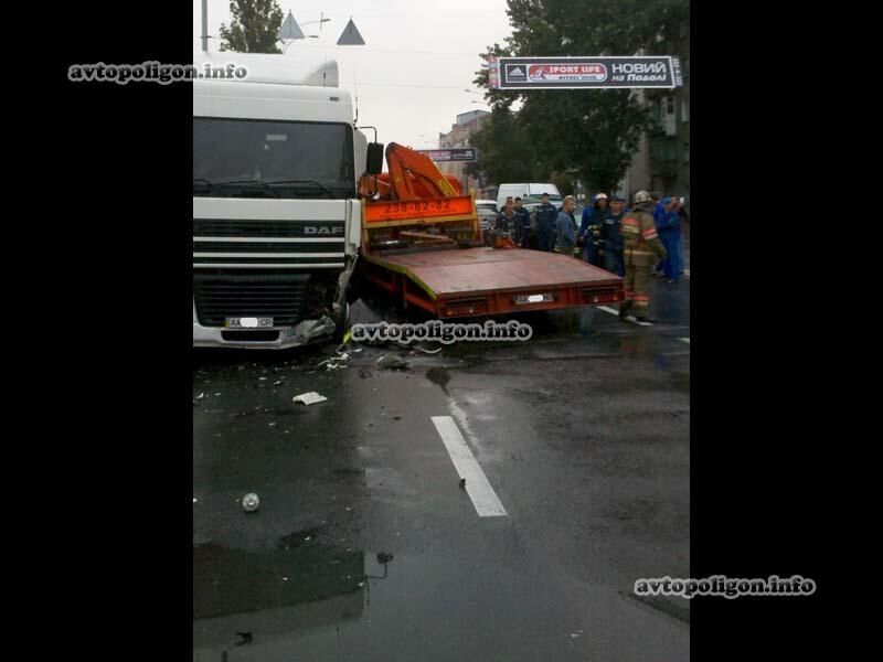 В Киеве эвакуатор устроил автозамес из 5 машин