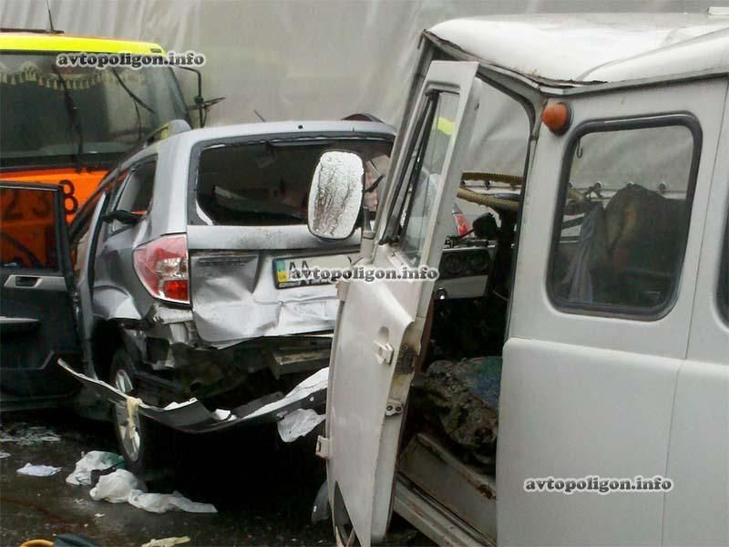 В Киеве эвакуатор устроил автозамес из 5 машин