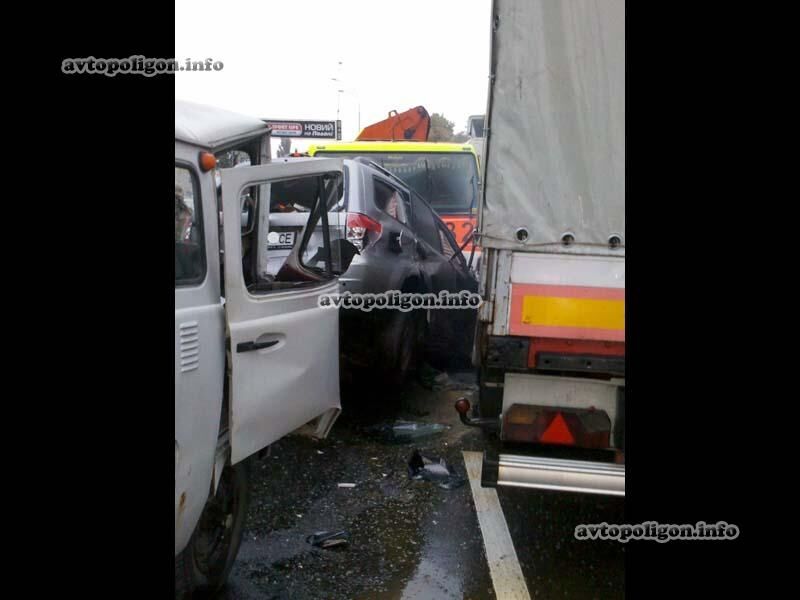 В Киеве эвакуатор устроил автозамес из 5 машин