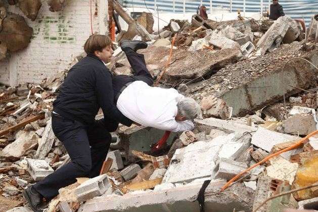 Президент Чили свалился с обломков снесенного дома