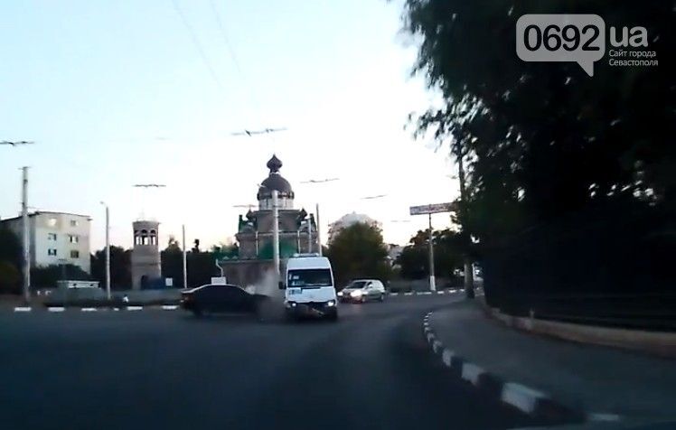 В Крыму иномарка протаранила маршрутку