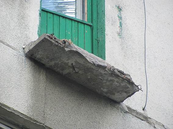 У Лисичанську жінка загинула, впавши разом з балконом