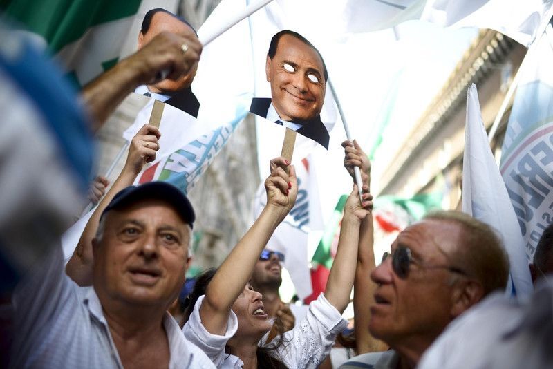 Берлускони заявил сторонникам о невиновности