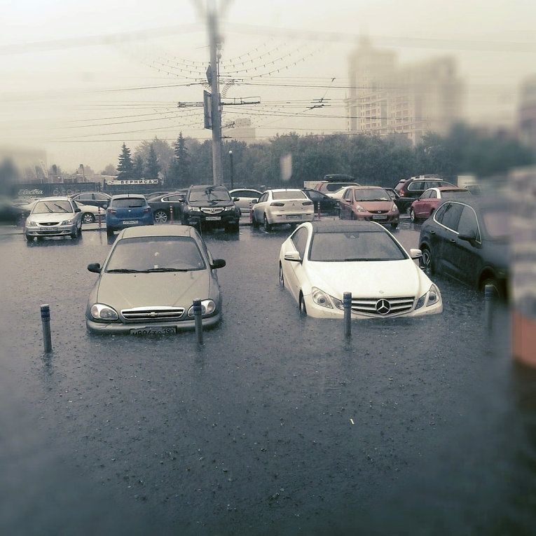 Потужна злива затопила московські вулиці