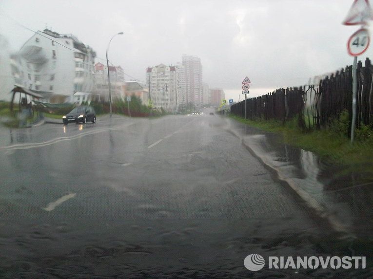 Потужна злива затопила московські вулиці