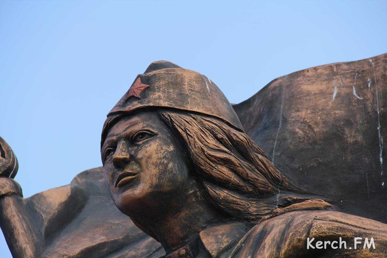 Памятник десантникам в Керчи: пилотка на шесть размеров больше головы
