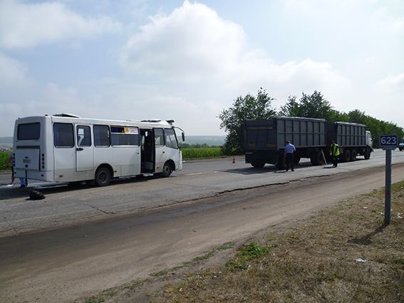 На Луганщине автобус «Богдан» врезался в КамАЗ