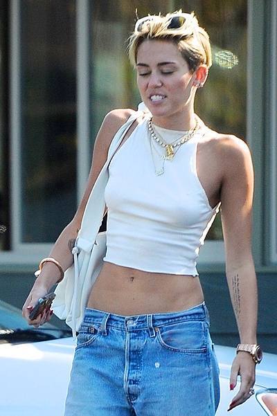 ТОП-10 голливудских звезд презирающих бюстгальтер 