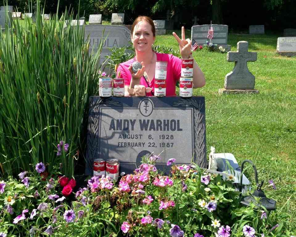 Ко дню рождения Энди Уорхола запустили веб-камеру с его могилы