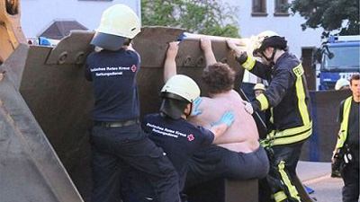 400-килограммового немца вытаскивали из дома бульдозером